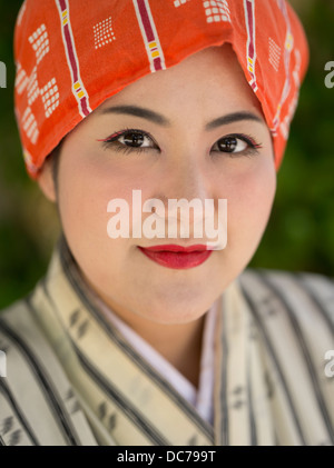 Jeune femme en costume traditionnel d'Okinawa à Ryukyu Mura un village historique à Yomitan, Okinawa, Japon Banque D'Images