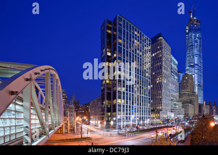 La ville de New York, USA financial district cityscape at night y compris vue des immeubles de bureaux.