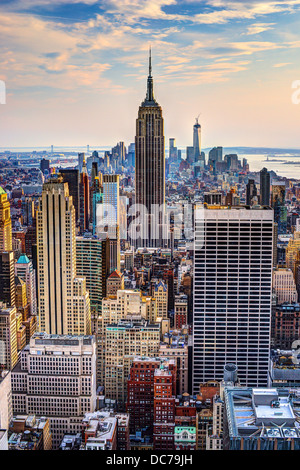 La ville de New York, USA midtown skyline at Dusk. Banque D'Images