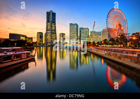 Yokohama, Japon skyline à Minato-mirai au coucher du soleil. Banque D'Images