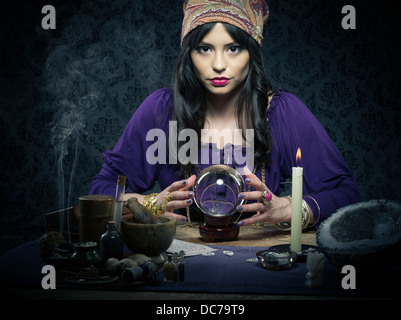 Fortune Teller / mystic avec boule de cristal et cartes de tarrot Banque D'Images