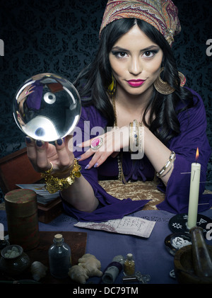 Fortune Teller / mystic avec boule de cristal et cartes de tarrot Banque D'Images