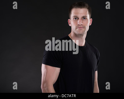 Handsome man dans sa vingtaine habillés en t-shirt noir Banque D'Images