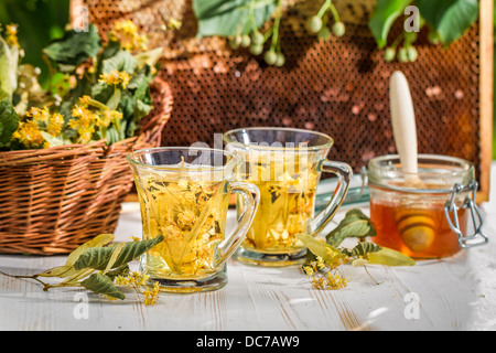 Plateau avec de la chaux et du miel servi dans le jardin Banque D'Images