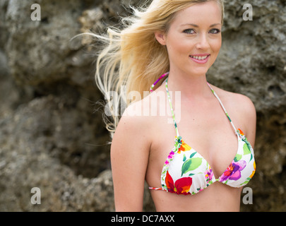 Belle blonde woman à la plage à côté de l'océan dans l'Okinawa, Japon Banque D'Images