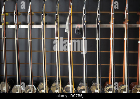 Instruments d'Erhu en vente dans un magasin de musique à Shanghai en Chine. Banque D'Images