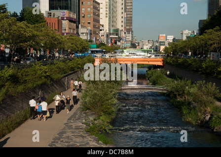 Rue Cheonggye Cheonggyecheon Stream ou passe par le centre de Séoul, Corée du Sud. Banque D'Images