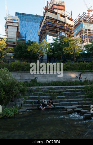 Rue Cheonggye Cheonggyecheon Stream ou passe par le centre de Séoul, Corée du Sud. Banque D'Images