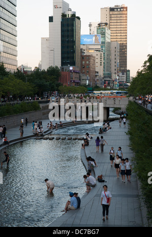 Rue Cheonggye Cheonggyecheon Stream ou passe par le centre de Séoul, Corée du Sud. Banque D'Images