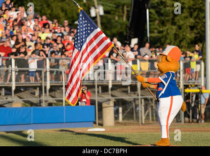 10 août 2013 - Bristol, Connecticut, USA - Samedi 10 Août 2013 : la Petite Ligue mascot pirogue présente nos nations des couleurs avant le début de la Nouvelle Angleterre 2013 Championnat Régional à l'A. Bartlett Giamatti Little League Management Training Centre à Bristol, Connecticut. Westport a gagné dans un match serré sur Lincoln RI 1-0, à l'avance et jouer dans la Little League World Series à Williamsport, PA la semaine prochaine. Bill Shettle / Cal Sport Media Banque D'Images