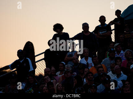 10 août 2013 - Bristol, Connecticut, USA - Samedi 10 Août 2013 : Fans watch depuis les tribunes au coucher du soleil au cours de la Nouvelle Angleterre 2013 Championnat Régional à l'A. Bartlett Giamatti Little League Management Training Centre à Bristol, Connecticut. Westport a gagné dans un match serré sur Lincoln RI 1-0, à l'avance et jouer dans la Little League World Series à Williamsport, PA la semaine prochaine. Bill Shettle / Cal Sport Media Banque D'Images