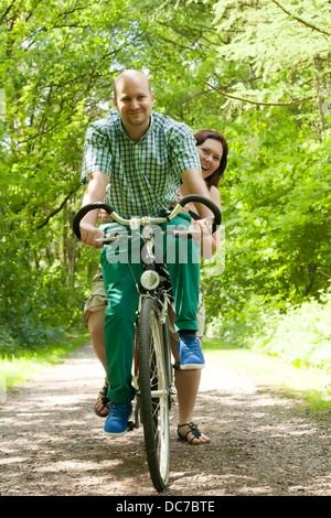 Happy young couple prend un tour sur une location Banque D'Images