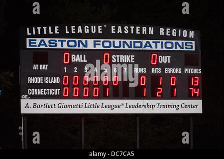 10 août 2013 - Bristol, Connecticut, USA - Samedi 10 Août 2013 : les totaux finaux dans un grand match de baseball au cours de la Nouvelle Angleterre 2013 Championnat Régional à l'A. Bartlett Giamatti Little League Management Training Centre à Bristol, Connecticut. Westport a gagné dans un match serré sur Lincoln RI 1-0, à l'avance et jouer dans la Little League World Series à Williamsport, PA la semaine prochaine. Bill Shettle / Cal Sport Media Banque D'Images