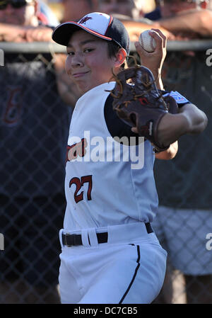 10 août 2013 - Bristol, Connecticut, USA - Samedi 10 Août 2013 : Westport, CT pitcher Tchad Knight (27) se réchauffe avant le New England 2013 Championnat Régional à l'A. Bartlett Giamatti Little League Management Training Centre à Bristol, Connecticut. Westport a gagné dans un match serré sur Lincoln RI 1-0, à l'avance et jouer dans la Little League World Series à Williamsport, PA la semaine prochaine. Bill Shettle / Cal Sport Media Banque D'Images