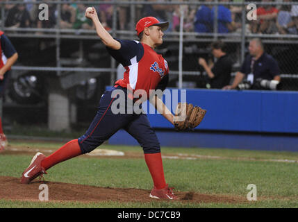 10 août 2013 - Bristol, Connecticut, USA - Samedi 10 Août 2013 : Lincoln pitcher Dominic Cunha (15) rejette le monticule au cours de la Nouvelle Angleterre 2013 Championnat Régional à l'A. Bartlett Giamatti Little League Management Training Centre à Bristol, Connecticut. Westport a gagné dans un match serré sur Lincoln RI 1-0, à l'avance et jouer dans la Little League World Series à Williamsport, PA la semaine prochaine. Bill Shettle / Cal Sport Media Banque D'Images