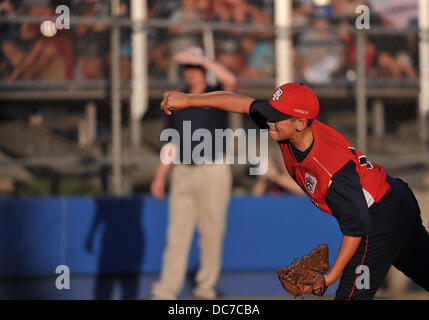 10 août 2013 - Bristol, Connecticut, USA - Samedi 10 Août 2013 : Lincoln pitcher Dominic Cunha (15) rejette le monticule au cours de la Nouvelle Angleterre 2013 Championnat Régional à l'A. Bartlett Giamatti Little League Management Training Centre à Bristol, Connecticut. Westport a gagné dans un match serré sur Lincoln RI 1-0, à l'avance et jouer dans la Little League World Series à Williamsport, PA la semaine prochaine. Bill Shettle / Cal Sport Media Banque D'Images