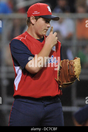 10 août 2013 - Bristol, Connecticut, USA - Samedi 10 Août 2013 : Lincoln lanceur droitier Steven Andrews (21) observe des signes au cours de la Nouvelle Angleterre 2013 Championnat Régional à l'A. Bartlett Giamatti Little League Management Training Centre à Bristol, Connecticut. Westport a gagné dans un match serré sur Lincoln RI 1-0, à l'avance et jouer dans la Little League World Series à Williamsport, PA la semaine prochaine. / MediaBill Shettle Sport Cal Banque D'Images