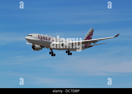 Qatar Airways, Airbus A330-202, A7-NOC, en approche finale à l'aéroport de Copenhague, CPH, Kastrup, Danemark, à partir de l'aéroport de Doha Banque D'Images