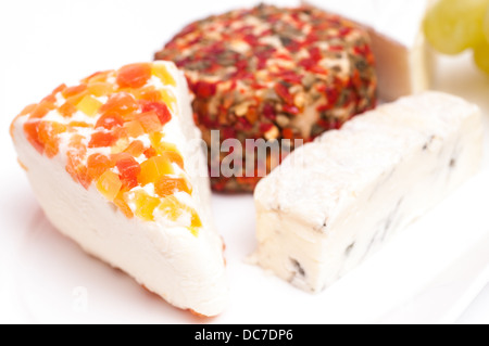 Quatre variétés de fromages avec des raisins Banque D'Images