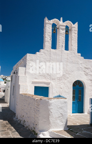 Beffroi de ciel bleu sur l'île de Sifnos, Grèce Banque D'Images