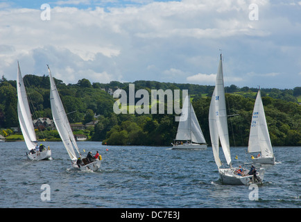 Bateaux à voile sur le lac Windermere, Parc National de Lake District, Cumbria, Angleterre, Royaume-Uni Banque D'Images