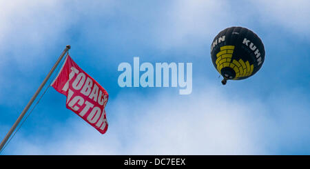 Bristol, Royaume-Uni. Août 11, 2013. Un ballon à air chaud passe au-dessus de l'Usine de Tabac de Bristol, aujourd'hui utilisé comme un théâtre, au cours de la 35e Bristol International Balloon Fiesta. Près d'un demi-million de personnes assisteront à la quatre jours du festival qui attire des équipes de ballon du monde entier. Crédit : Paul Swinney/Alamy Live News Banque D'Images