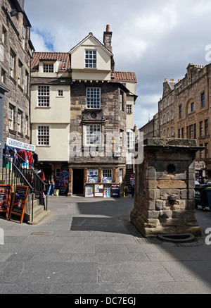 John Knox House & the Scottish Storytelling Centre dans High Street Le Royal Mile Edinburgh Scotland & le puits Netherbow (R) Banque D'Images