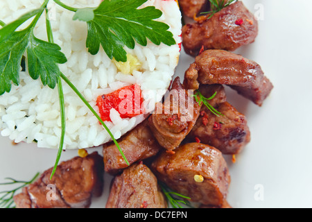 Shish kebab avec du riz sur une plaque blanche Banque D'Images