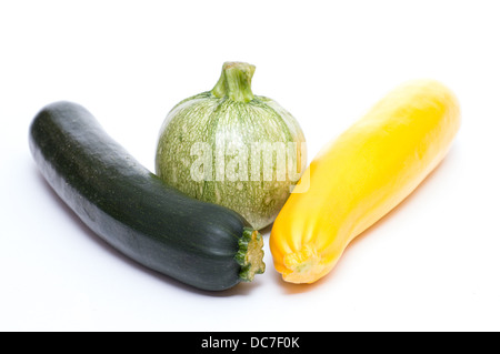 Trois différents courgettes sur un fond blanc Banque D'Images