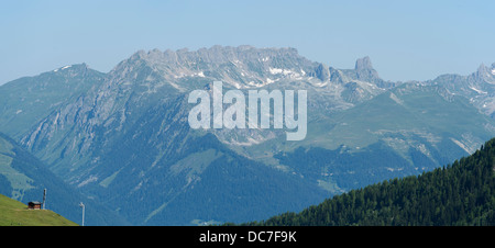 Montagnes de la Beaufort avec le pic isolé Pierra Menta, vu de La Plagne en Savoie Banque D'Images