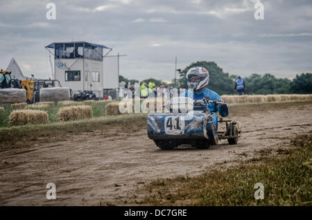 Five Oaks, Easington, West Sussex, UK. Août 11, 2013. 12 heures course d'Endurance, course de tondeuse à Five Oaks, nr Billingshurst, Sussex de l'ouest.Le Racetakes 12 heures éreintantes à cinq Oaks (West Sussex RH14 9AE) et traverse la nuit à partir de 20h samedi 10 août jusqu'à 8h00 le matin suivant : Crédit/reppans Alamy Live News Banque D'Images