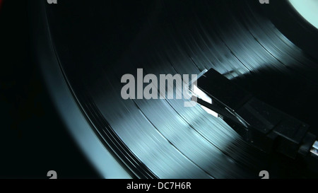 Un vinyle 33 tours à jouer sur un plateau tournant. Banque D'Images