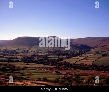 Edale à vers Grindslow Knoll qui s'élève au-dessus de Edale Village Derbyshire Peak District en Angleterre Banque D'Images