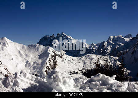 Les Dents du Midi au-dessus de Morzine et Avoriaz Portes du Soleil Haute Savoie France Banque D'Images