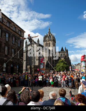 Edinburgh, Royaume-Uni. Août 11, 2013. Un large public rassembler au soleil sur Edinburgh's Royal Mile d'être amusé par le très habile de spectacles de rue au cours de l'Edinburgh Festival Fringe. Banque D'Images