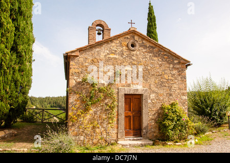 Petite chapelle en pierre en toscane, italie Banque D'Images