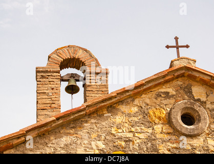 Petite chapelle en pierre en toscane, italie Banque D'Images