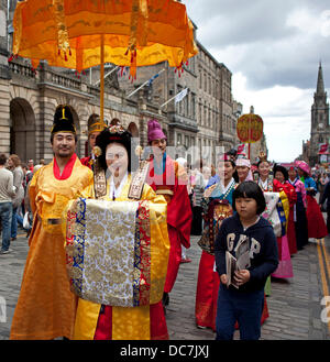 Édimbourg, Royaume-Uni. 11 août 2013. Edinburgh Fringe Festival, Korean folklore Group 'Coreyah' fait la promotion de leur spectacle dans Royal Mile Banque D'Images