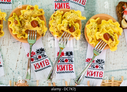Souvenirs de l'aimant de Kiev, Ukraine Varenyky (quenelles avec plombages) avec une fourche sur mini-chiffons brodés avec il monde "Kiev" Banque D'Images