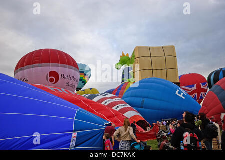 Bristol, UK.10e aout 2013. Aérostiers se préparer à l'envol en début de soirée à la 35e Bristol International Balloon Fiesta Crédit : Keith Larby/Alamy Live News Banque D'Images
