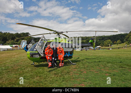 Bristol, UK.10e aout 2013. La Great Western Air Ambulance d'équipage ne présentent à la 35e Bristol International Balloon Fiesta Crédit : Keith Larby/Alamy Live News Banque D'Images