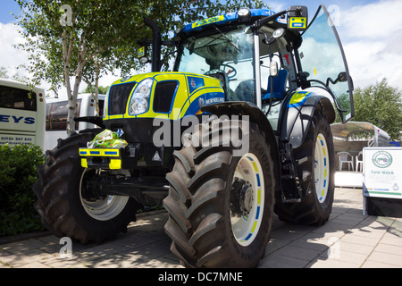 Une police de New Holland tracteur la promotion du Derbyshire Constabulary Farm Watch Projet au marché de bétail de Bakewell. Banque D'Images