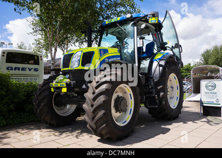 Une police de New Holland tracteur la promotion du Derbyshire Constabulary Farm Watch Projet au marché de bétail de Bakewell. Banque D'Images