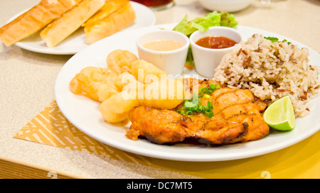 Steak de poulet et crevettes frites Banque D'Images