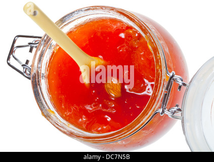 Vue de dessus de confiture d'abricot avec des graines dans un bocal en verre isolé sur fond blanc Banque D'Images