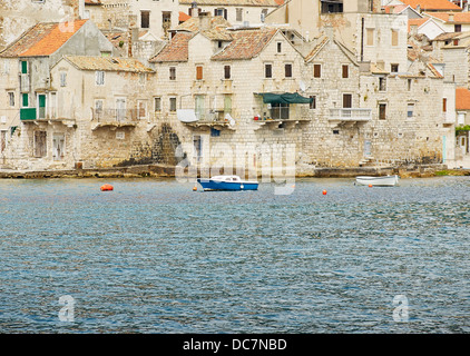 Une partie de l'Кomiza ville côtière sur l'île de Vis en Croatie Banque D'Images