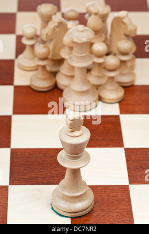 Vue de dessus des pièces d'échecs contre le roi close up Banque D'Images