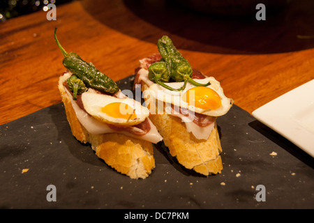 Une sélection de pintxos, tapas, ou dans un bar de San Sebastian's Old Town, sur la Côte Basque. Banque D'Images