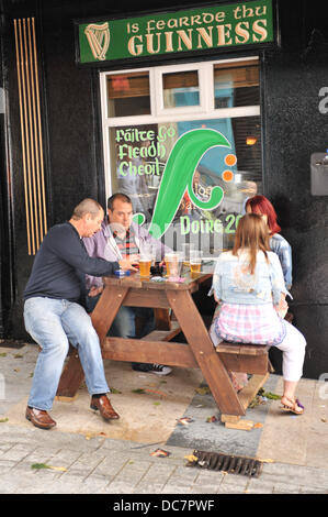 Derry / Londonderry (Irlande du Nord, Royaume-Uni. 10 août, 2013. Profitez de l'atmosphère bohème à l'Irlande la plus grande fête populaire et traditionnelle dans la région de Derry. Fleadh Cheoil na hEireann, la plus grande célébration de la culture irlandaise et la musique soit jusqu'au 18 août. 300 000 visiteurs de tout le monde sont attendus pour visiter la ville britannique de la culture, de faire l'expérience de la traditionnelle culture et musique. Crédit photo : George Sweeney / Alamy Live News Banque D'Images