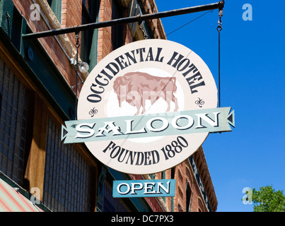 Inscrivez-vous à l'extérieur du salon de l'hôtel Occidental historique, Main Street, Buffalo, Wyoming, USA Banque D'Images